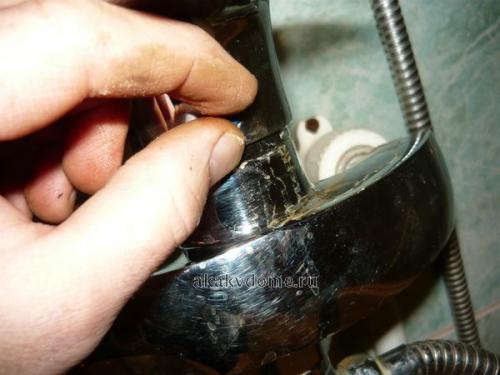 Протекает картридж смесителя. Течёт кран — замените картридж смесителя.