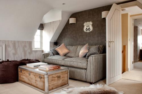 Обои с крупным рисунком в интерьере гостиной. Какие обои лучше виниловые или флизелиновые: экономический подход к выбору отделки