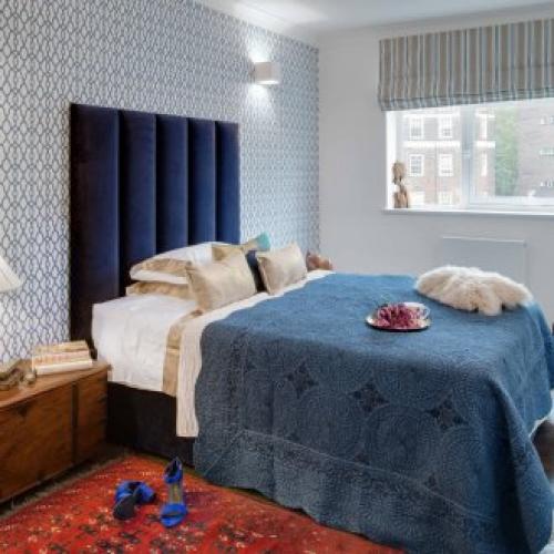 Обои с рисунком на одной стене. Геометрия и полоска