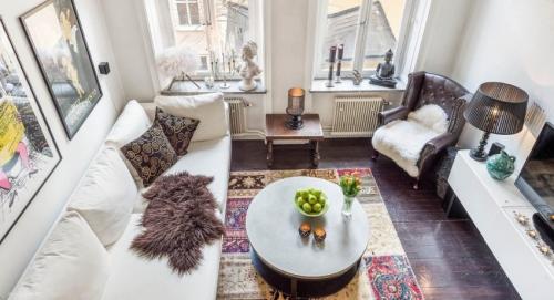 Обои с крупным рисунком в интерьере гостиной. Какие обои лучше виниловые или флизелиновые: экономический подход к выбору отделки