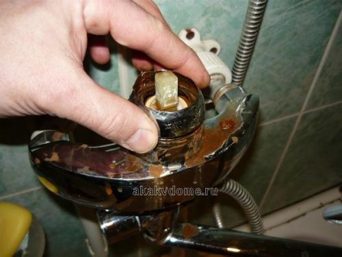 Протекает картридж смесителя. Течёт кран — замените картридж смесителя.