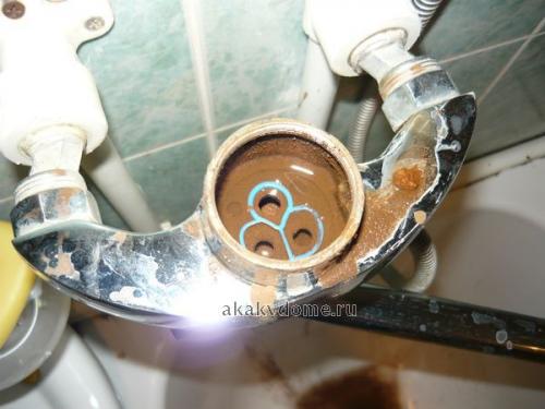 Протекает картридж смесителя. Течёт кран — замените картридж смесителя.