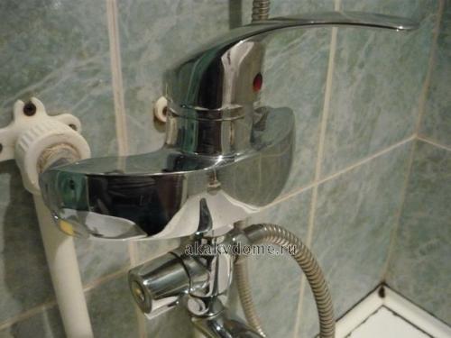 Протекает картридж смесителя. Течёт кран — замените картридж смесителя.