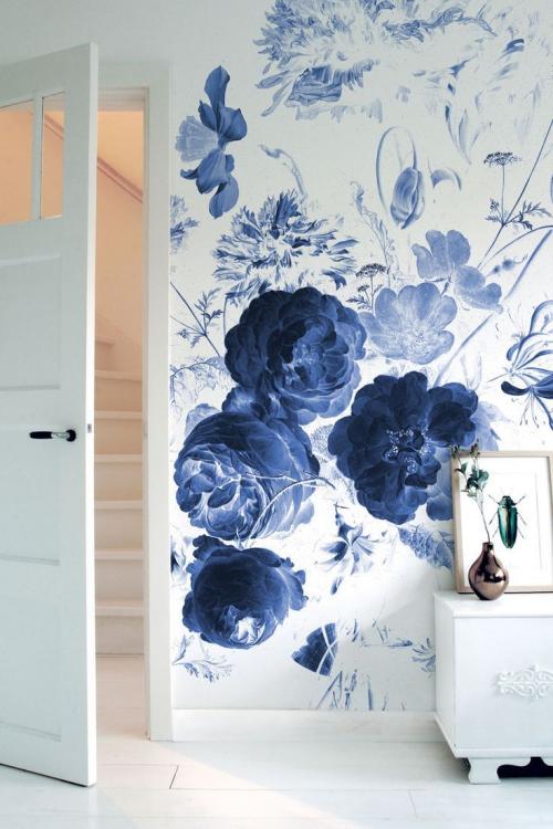 Обои с рисунком на одной стене. Геометрия и полоска