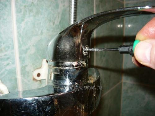 Протекает картридж смесителя. Течёт кран — замените картридж смесителя.