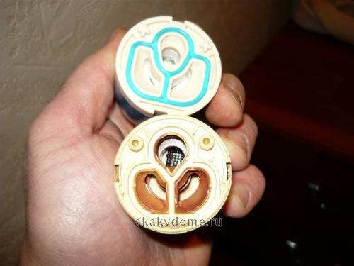 Протекает картридж смесителя. Течёт кран — замените картридж смесителя.