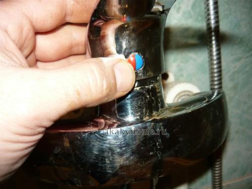 Протекает картридж смесителя. Течёт кран — замените картридж смесителя.