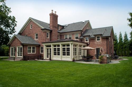 Как построить двухэтажный дом из кирпича. Преимущества дома из кирпича