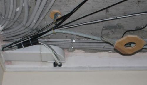 Как украсить провода на стене. Как спрятать элетро- интернет- и телефонные провода 04