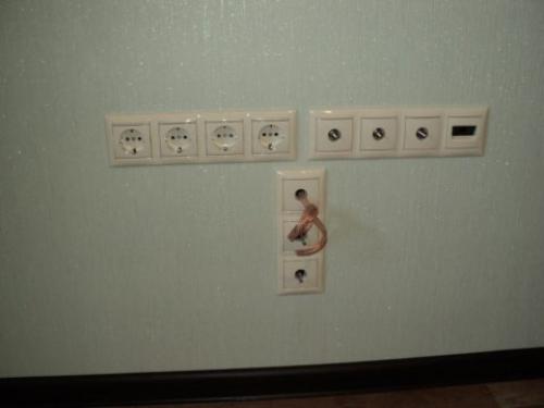 Как повесить телевизор на стену в спальне и спрятать провода. Прямо в стену