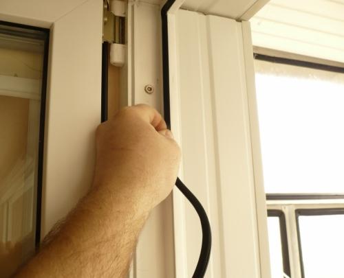 Как убрать щели в деревянных окнах. Как заделать щели в окнах