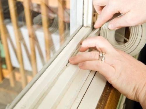 Как убрать щели в деревянных окнах. Как заделать щели в окнах