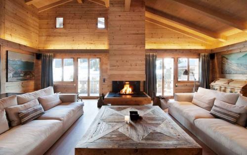 Натяжные потолки в деревянном доме с балками. Функциональность потолка