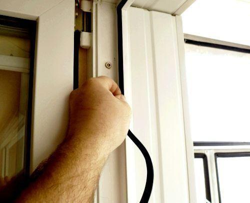 Чем заделать щель между окном и откосом. Аккуратный силиконовый шов в отделке и ремонте (жидкий пластик)