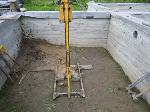 Как сделать скважину в доме. Прокладка магистрали от колодца 03