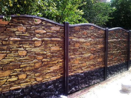 Чем отделать бетонный забор. Заборы из бетонных панелей: виды, плюсы, производители, этапы создания