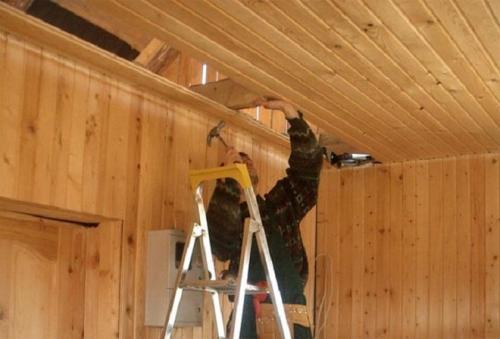 Подшивка потолка в деревянном доме. Чем зашить потолок: выбор материалов