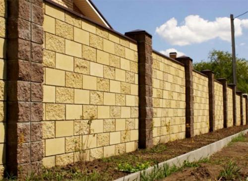 Чем отделать бетонный забор. Заборы из бетонных панелей: виды, плюсы, производители, этапы создания