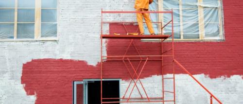 Чем покрасить кирпичную стену снаружи. Покраска кирпичного фасада дома