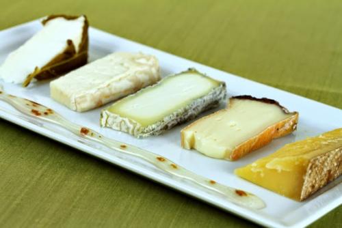 Сыр с медом и орехами. Какой сыр едят с медом? Или какой мед едят с сыром? О сыре с медом