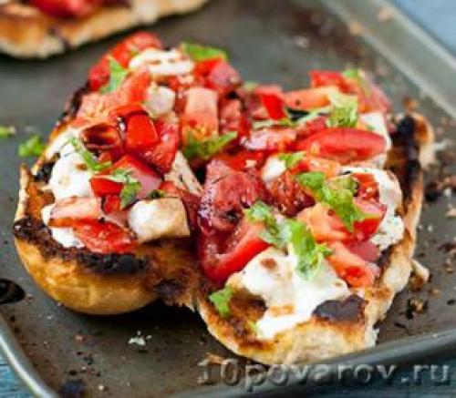 Брускетта с курицей и сыром