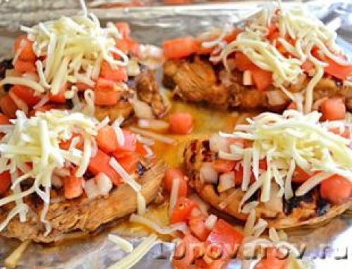 Брускетта с курицей и сыром