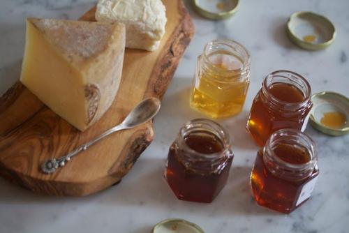 Сыр с медом и орехами. Какой сыр едят с медом? Или какой мед едят с сыром? О сыре с медом