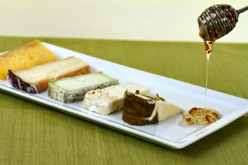 Сыр с медом и орехами. Какой сыр едят с медом? Или какой мед едят с сыром? О сыре с медом