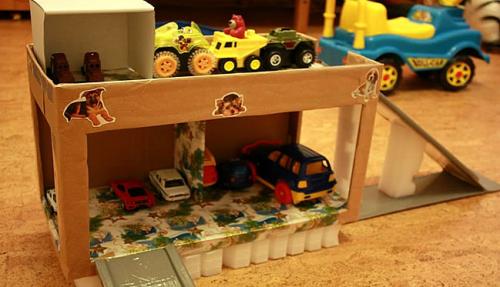 Парковка своими руками из коробки. Гараж из картона для машинок