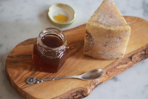 Сыр с медом и орехами. Какой сыр едят с медом? Или какой мед едят с сыром? О сыре с медом