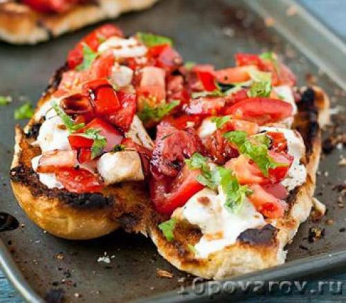 Брускетта с курицей и сыром