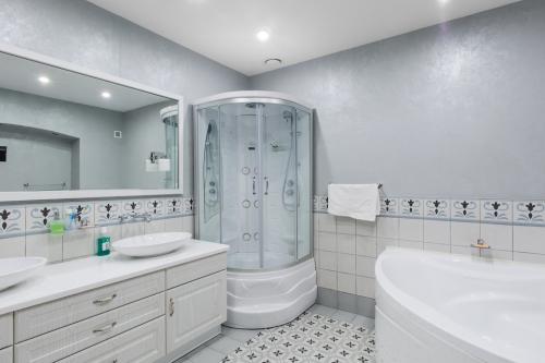 Просторная квартира с яркими синими стенами в прихожей 07