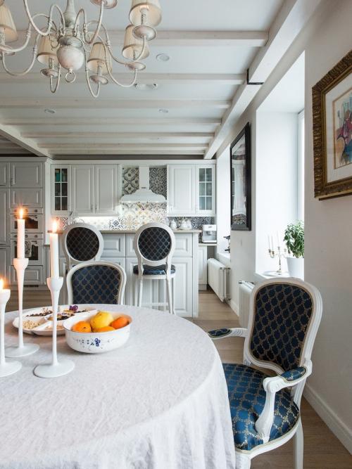 Просторная квартира с яркими синими стенами в прихожей 02