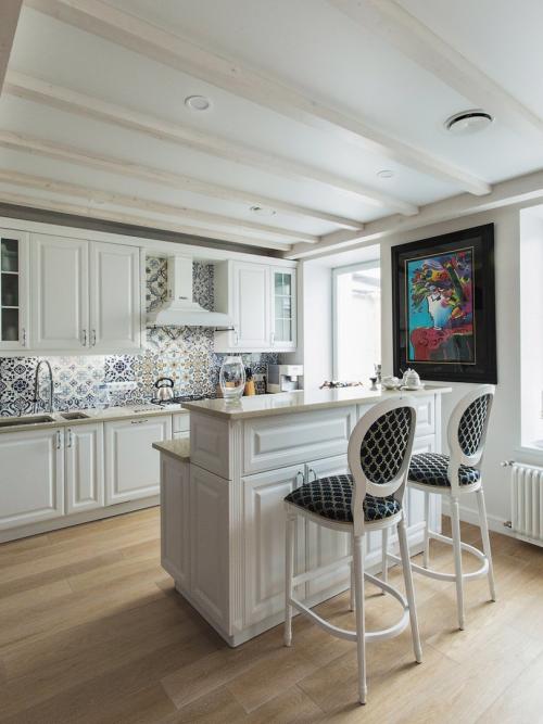 Просторная квартира с яркими синими стенами в прихожей 04