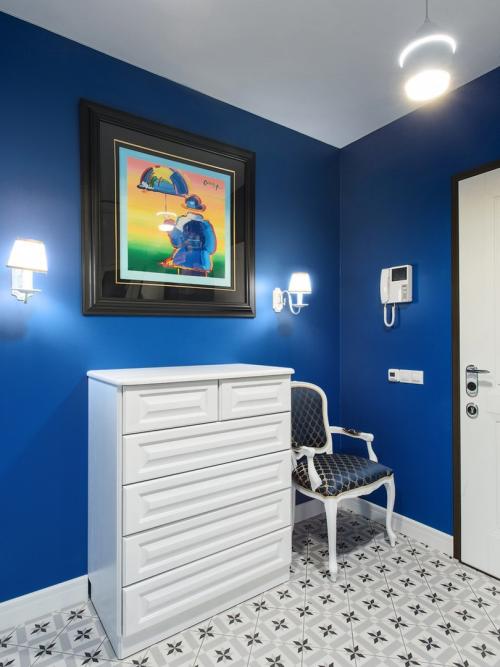 Просторная квартира с яркими синими стенами в прихожей 09