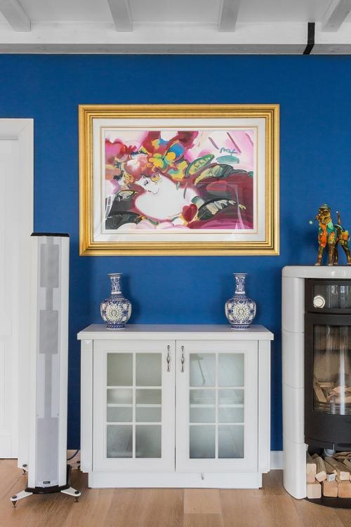 Просторная квартира с яркими синими стенами в прихожей 08