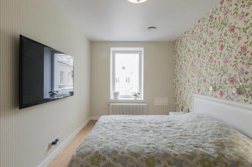 Просторная квартира с яркими синими стенами в прихожей 06