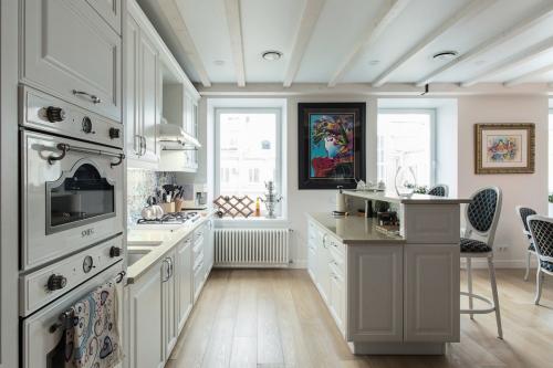 Просторная квартира с яркими синими стенами в прихожей 03