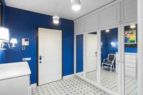 Просторная квартира с яркими синими стенами в прихожей 01