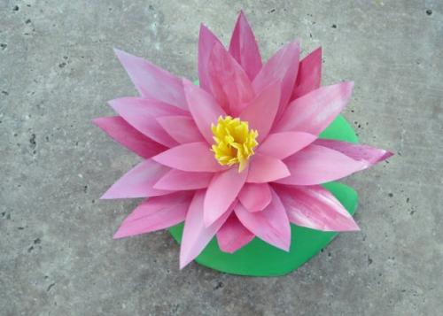 Цветы из бутылок на улицу. Лотос