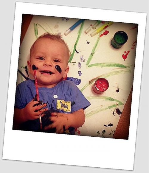 Ребенок рисует на обоях автомобиль. Как можно отреагировать