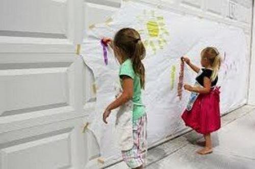 Ребенок рисует на обоях машину. Ваш ребёнок рисует на обоях? Как остановить юного художника?