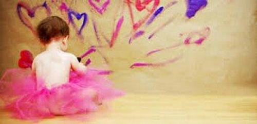 Ребенок рисует на обоях машину. Ваш ребёнок рисует на обоях? Как остановить юного художника?