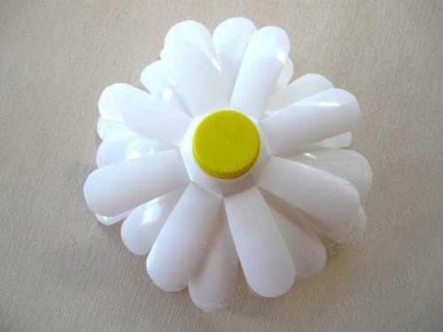 Как сделать цветы из пластиковых бутылок своими руками для сада. Цветы из пластиковых бутылок для сада, огорода и дачи — фото и описание, как сделать своими руками 04