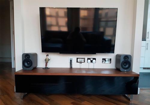 Розетки в спальне у кровати. Сколько должно быть розеток в спальне