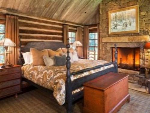 Спальня с камином в квартире. Дизайн помещения с камином 01