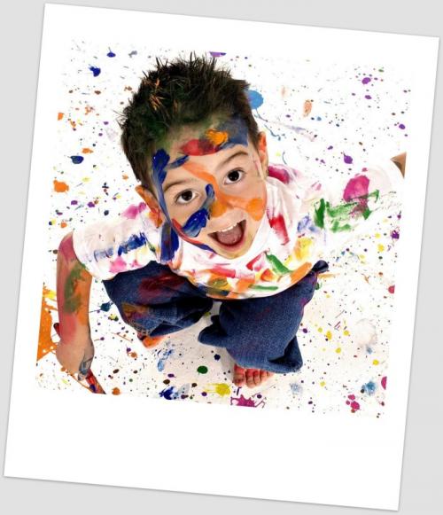 Ребенок рисует на обоях автомобиль. Как можно отреагировать