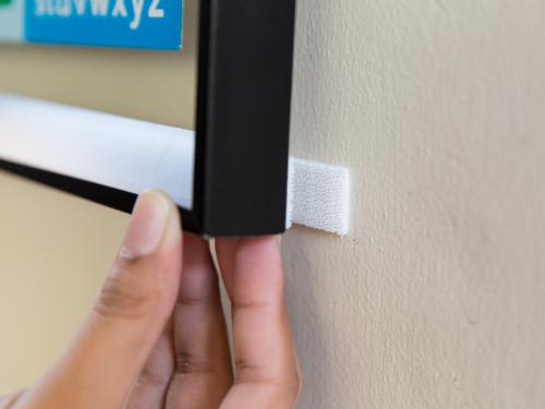 Расположение постеров на стене. Как расположить постеры и картины, если стены нельзя сверлить?