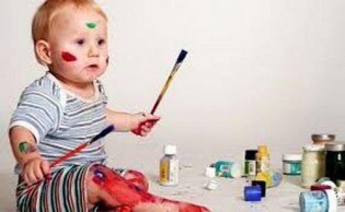 Ребенок рисует на обоях машину. Ваш ребёнок рисует на обоях? Как остановить юного художника?