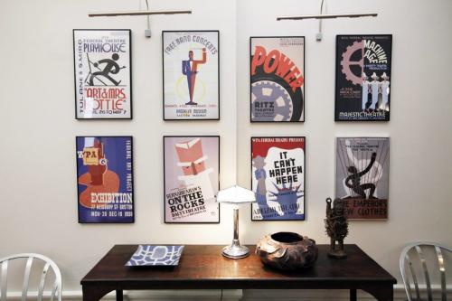 Расположение постеров на стене. Как расположить постеры и картины, если стены нельзя сверлить?